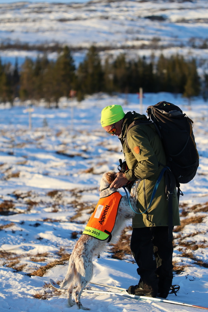 Fører med hund klar til slipp